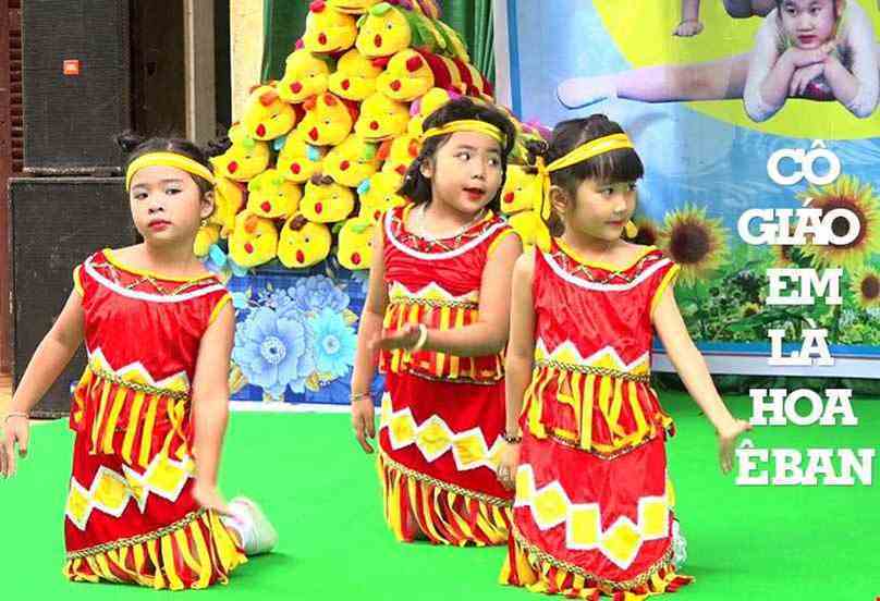 trang phục múa cô giáo em là hoa eban
