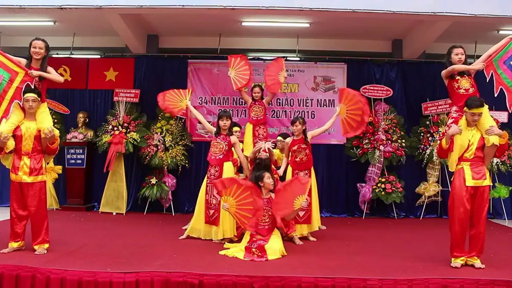 Trang phục múa hào khí Việt Nam truyền thống, sắc màu rực rỡ