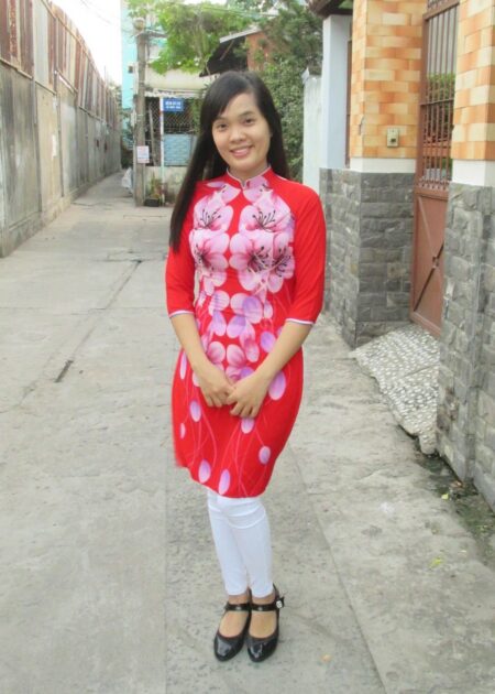 Áo dài cách tân tà ngang gối màu đỏ