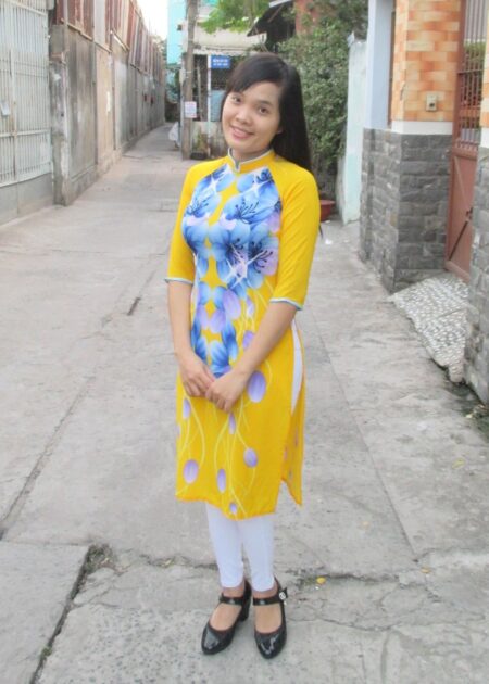 Áo dài cách tân tà ngang gối màu vàng