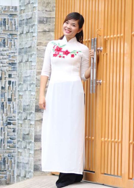 Áo dài chiffon trắng kết đá dán hoa 3D