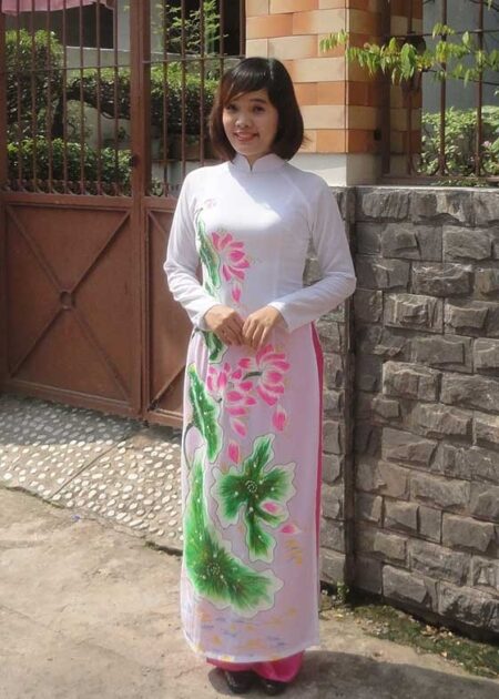 Áo dài chiffon trắng vẽ sen