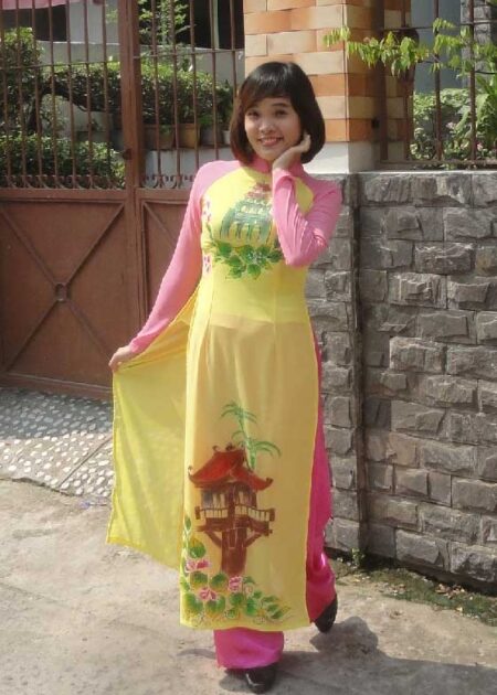 Áo dài chiffon vàng tay hồng họa tiết chùa 1 cột
