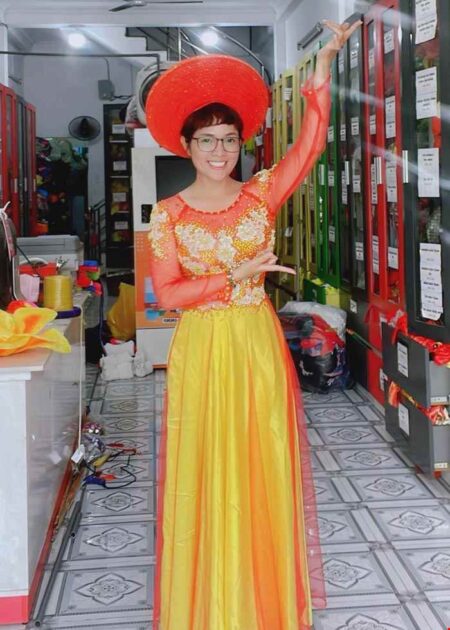 Áo dài đính đá toàn thân, tà lưới xòe rộng