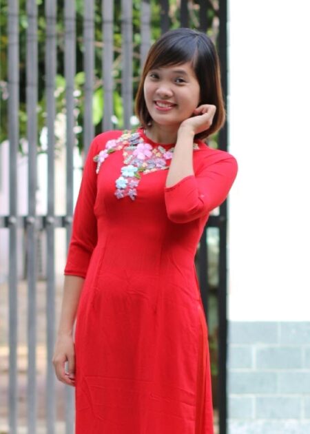 Áo dài đỏ thêu hoa ruy băng