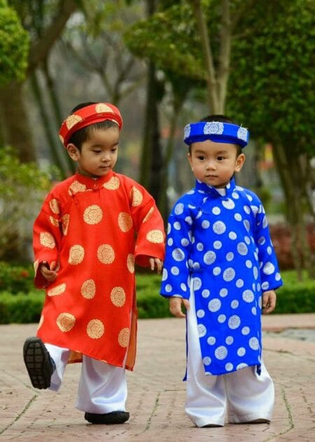 Áo dài gấm đồng tiền cho bé
