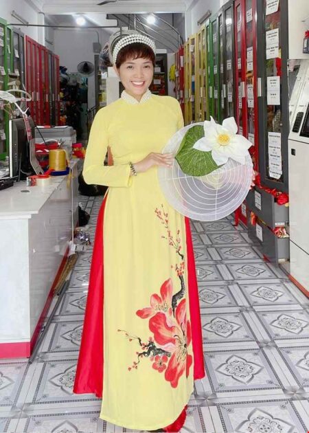 Aó dài hát múa màu vàng, vẽ hoa
