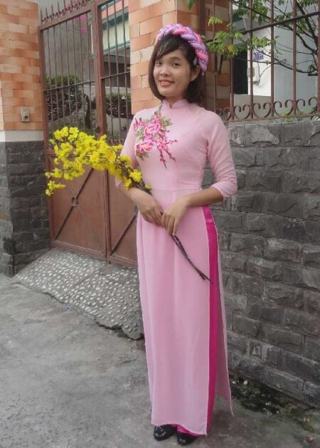 Áo dài hồng phấn đính hoa 3D