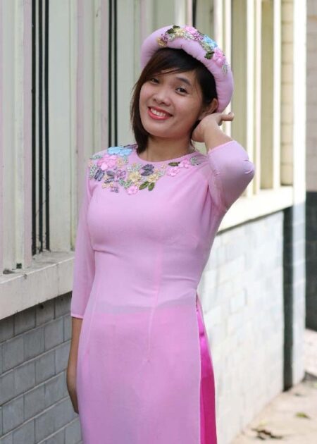Áo dài hồng phấn thêu hoa ruy băng