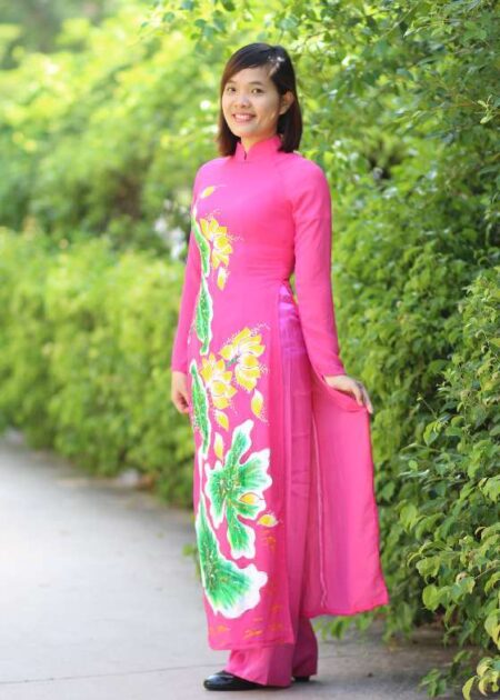 Áo dài hồng vẽ sen kim tuyến