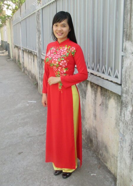 Áo dài lụa đỏ vẽ bông