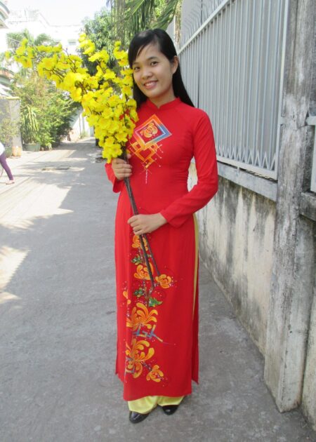 Áo dài lụa đỏ vẽ hoa đào họa tiết ô vuông