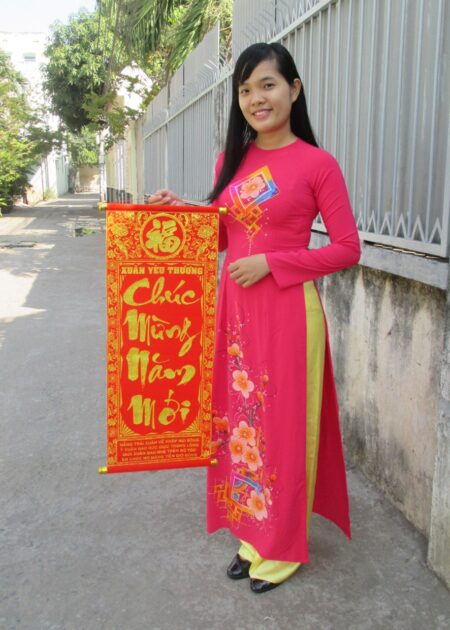 Áo dài lụa hồng vẽ hoa đào họa tiết ô vuông