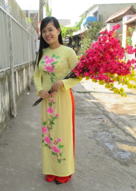 Áo dài lụa vàng vẽ hoa hồng