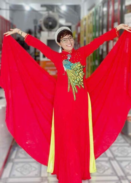 Áo dài múa hát màu đỏ, ngực thêu công kết đá, tà xếp ly xòe rộng