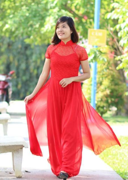 Áo dài ren đỏ tà xòe