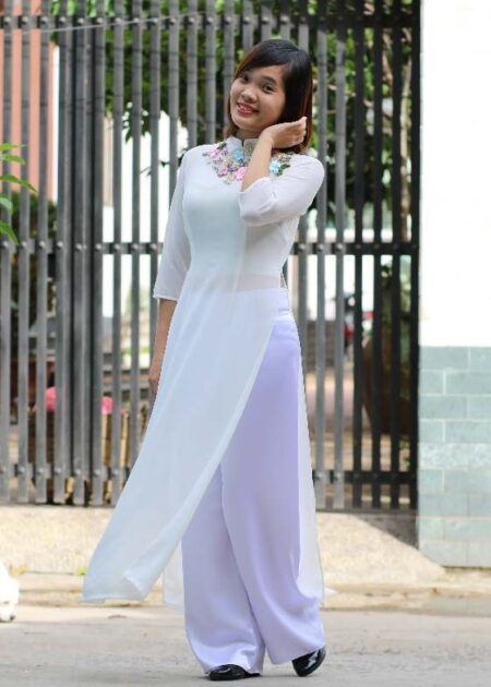 Áo dài trắng thêu hoa ruy băng
