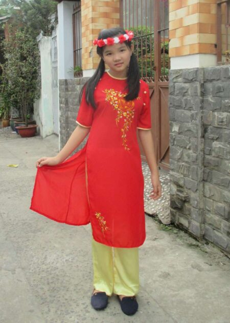 Áo dài trẻ em màu đỏ thêu hoa