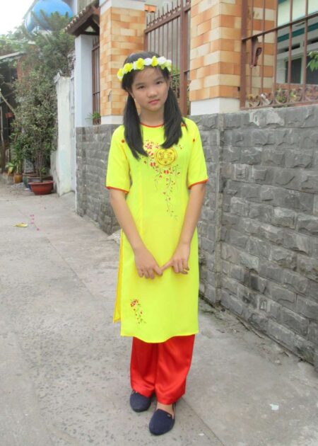 Áo dài trẻ em màu vàng thêu hoa