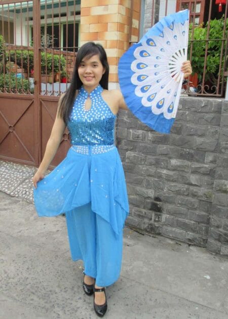 Áo xanh, quần xanh kim sa đính đá