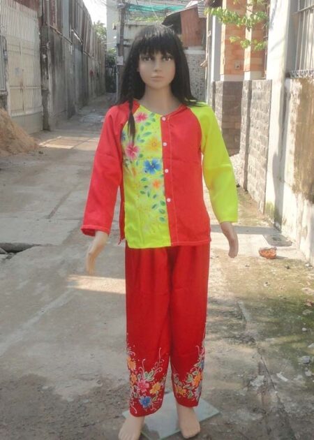 Bà ba tiểu học đỏ - vàng vẽ hoa