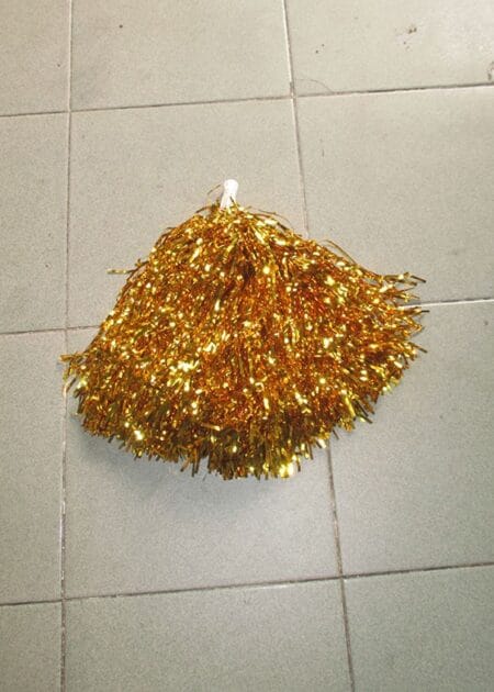 Bùm bum (bông tua) cổ động màu vàng
