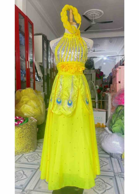 Đầm hát múa công vàng cổ yếm