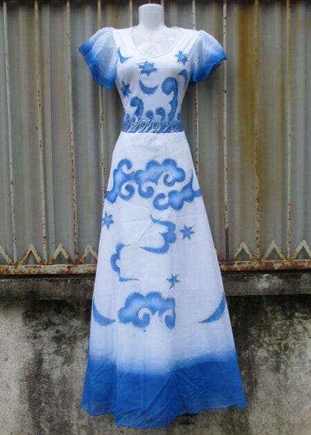 Đầm múa biển đảo mây sóng