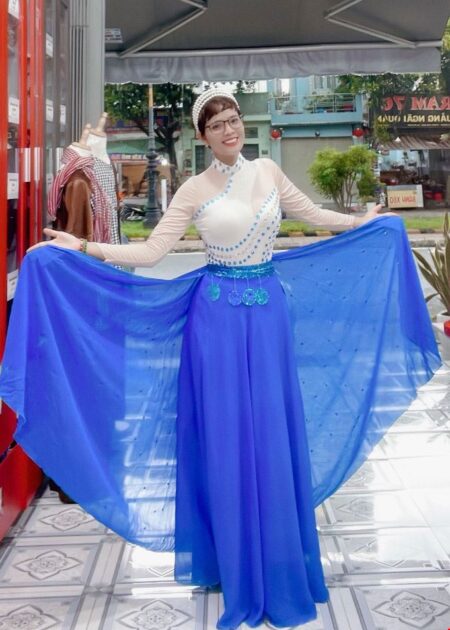Đầm múa hát áo váy rời trắng phối xanh dương có tà xòe rộng