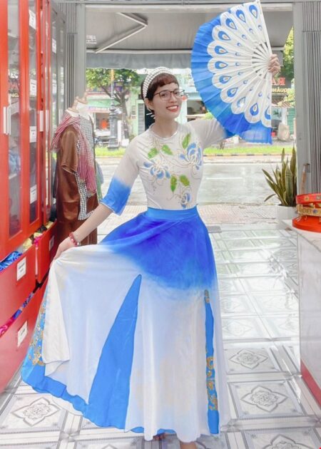 Đầm múa hát, áo váy rời, trắng phối xanh dương, ngực hoa, tà xẻ