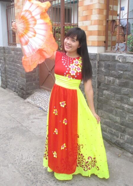 Đầm múa hiện đại đỏ vàng dán hoa