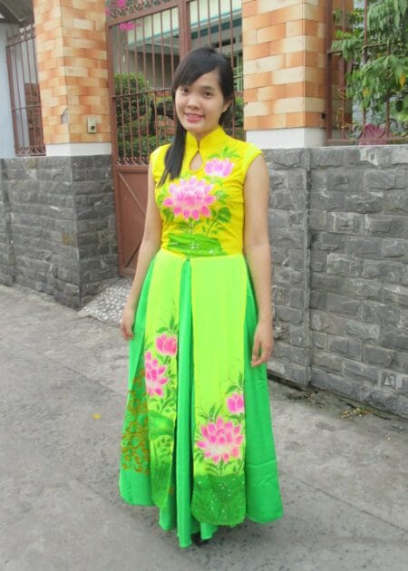 Đầm múa sen vàng cổ trụ