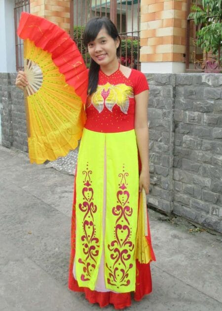 Đầm múa thân đỏ, cổ yếm, tà vàng trắng