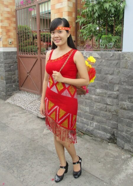 Đầm Tây Nguyên nữ nhung đỏ chéo vai tà xéo