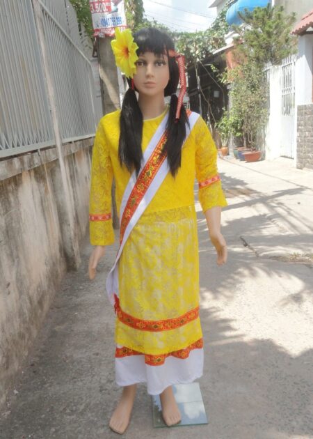 Dân tộc Chăm trẻ em nữ áo ren mỏng vàng váy trắng