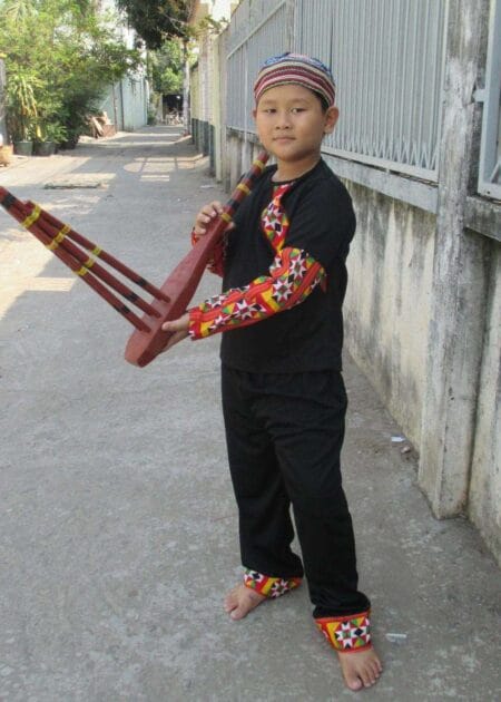 Dân tộc Mèo nam trẻ em đen, tay dài thổ cẩm