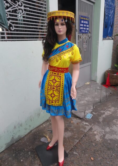Dân tộc Mèo nhung vàng phối xanh biển
