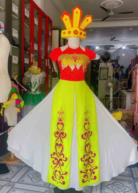 Đồ múa hát Âu Lạc thân đỏ cổ yếm 2 tà vàng