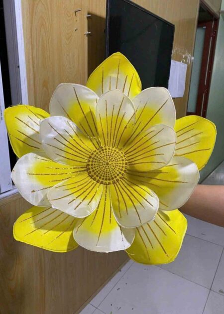 Hoa múa cầm tay màu vàng