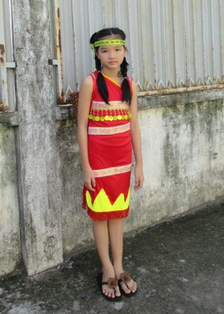 Tây Nguyên trẻ em - Váy thun đỏ chéo vai