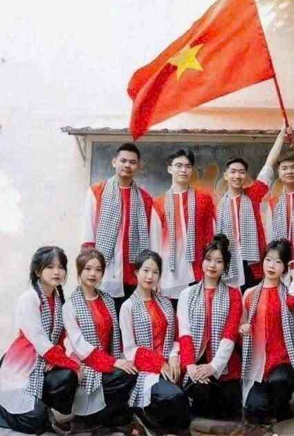 Trang phục bà ba đồng dao trắng đỏ