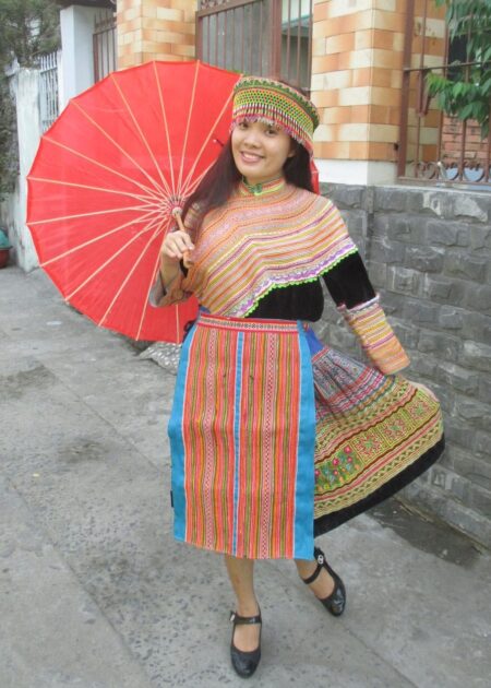 Trang phục dân tộc H'Mông nguyên bản màu đen