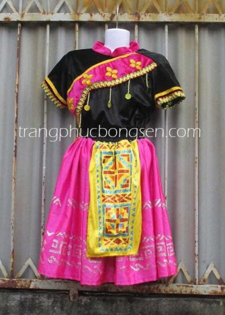 Trang phục dân tộc Mèo áo nhung đen - hồng, váy phi hồng in phun