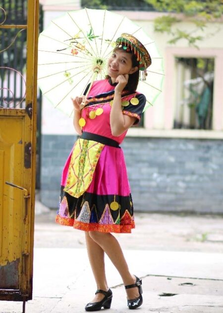Trang phục dân tộc Mèo hồng váy hồng phối đen kim sa tam giác
