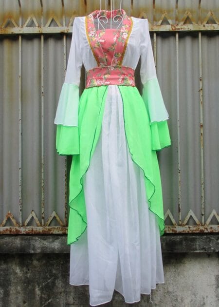Trang phục Hằng Nga (chị Hằng), màu trắng viền hồng