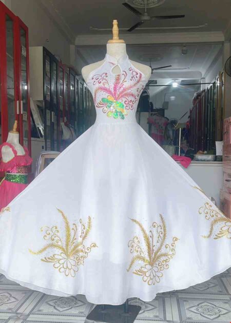 Trang phục múa hát đầm trắng cổ yếm ngực kim sa