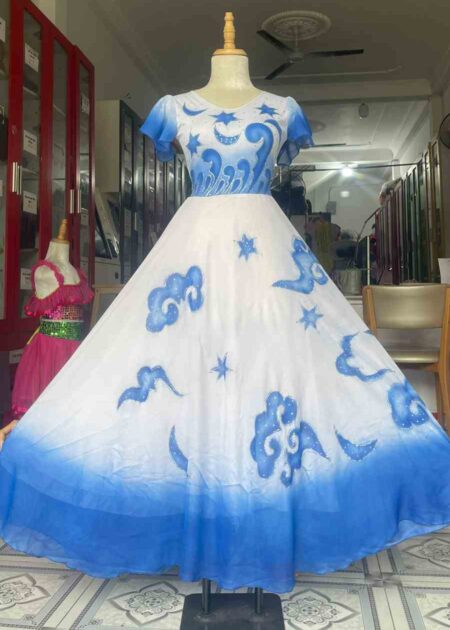 Trang phục múa hát đầm voan trắng vẽ mây sóng tay cánh tiên