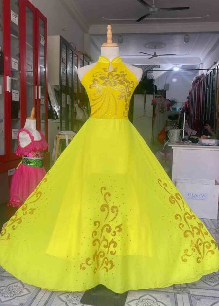 Trang phục múa hát đầm voan vàng cổ trụ