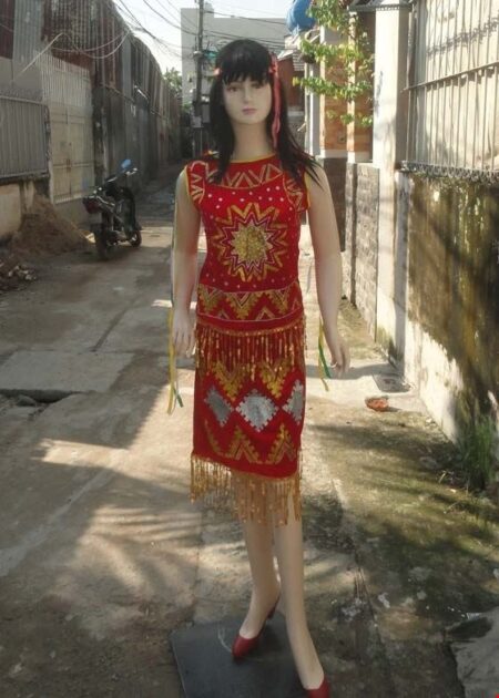Trang phục Tây Nguyên - Áo váy nhung đỏ sát nách họa tiết kim tuyến ô vuông