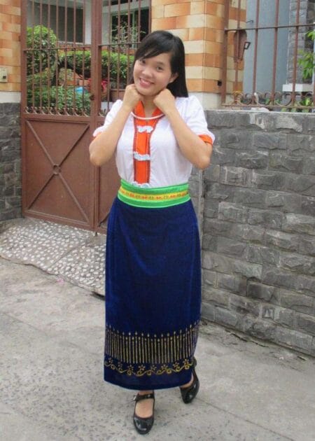 Trang phục Thái trắng viền cam